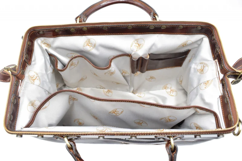Doctor's bag with large instrument compartment