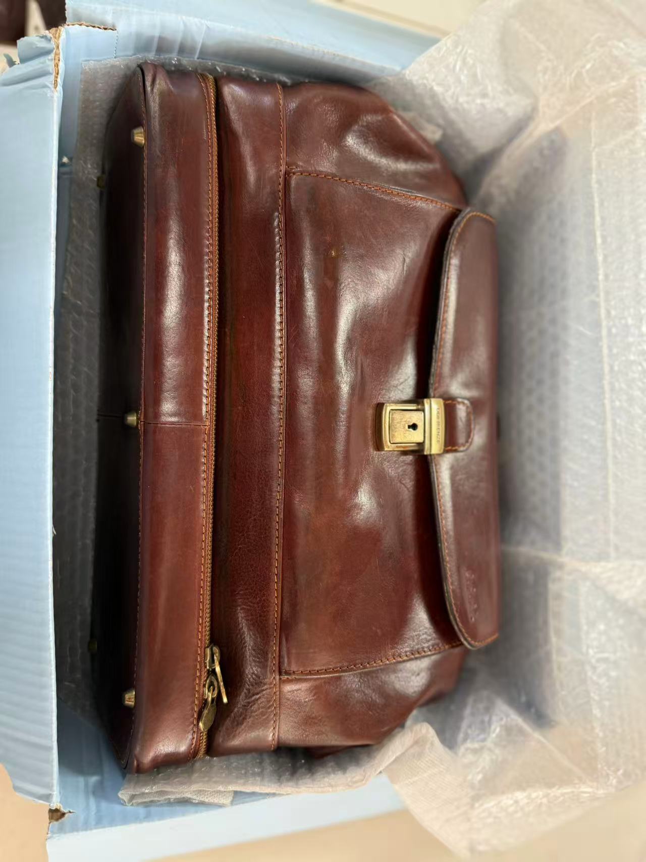 Borsa da medico in cuoio bordeaux tornata nella sua scatola originale dopo 6 anni