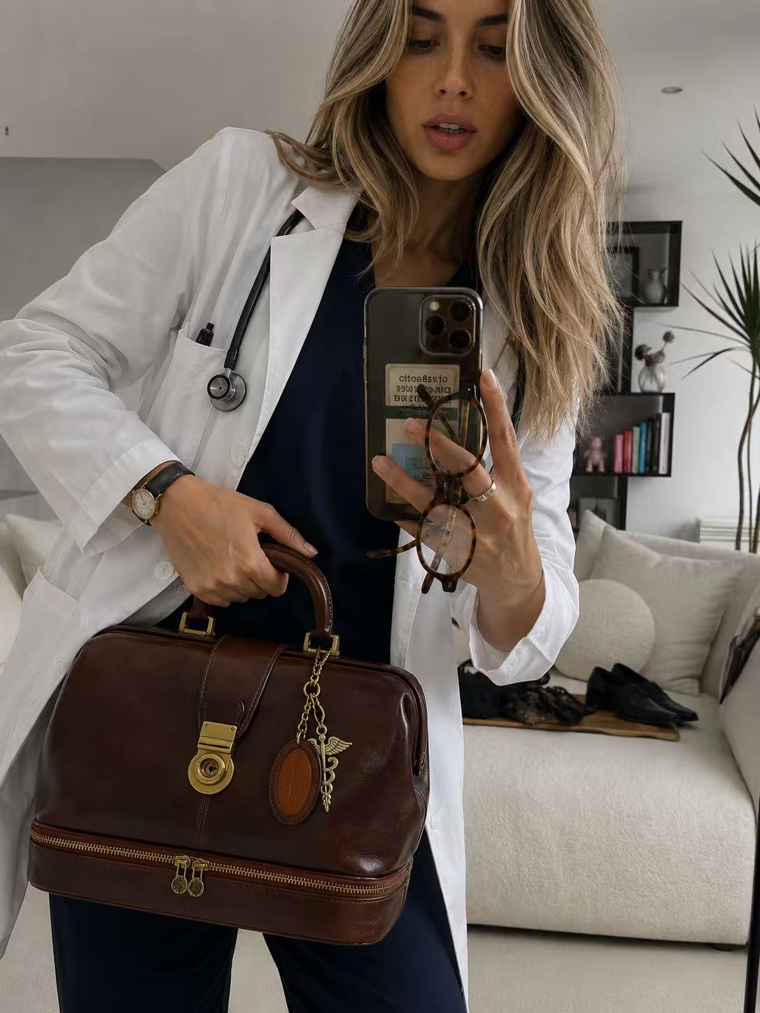 Borsa da medico D&D in pelle toscana portata da una dottoressa