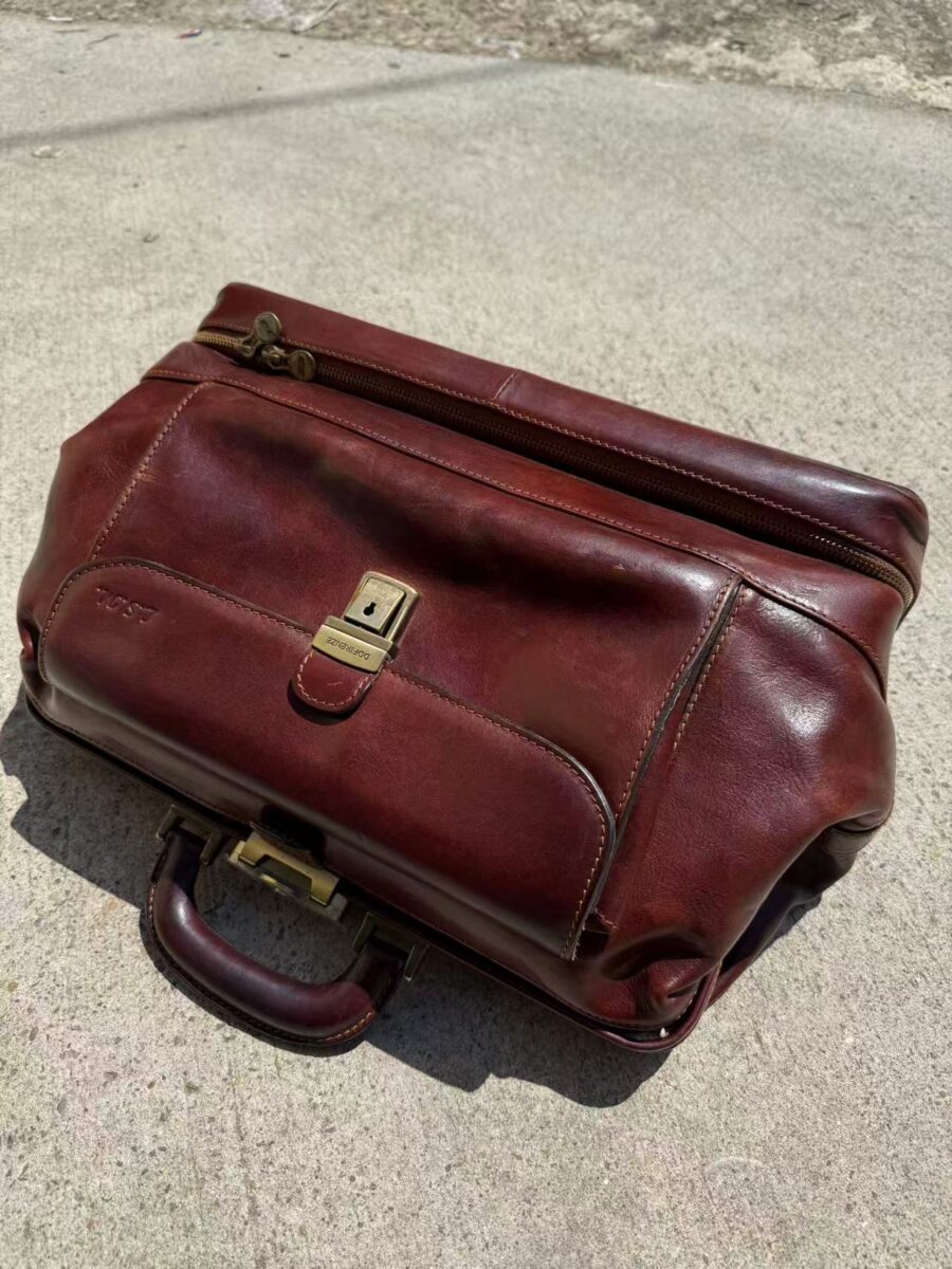 Borsa da medico in cuoio bordeaux restaurata dopo 6 anni, serratura in ottone D&D Firenze