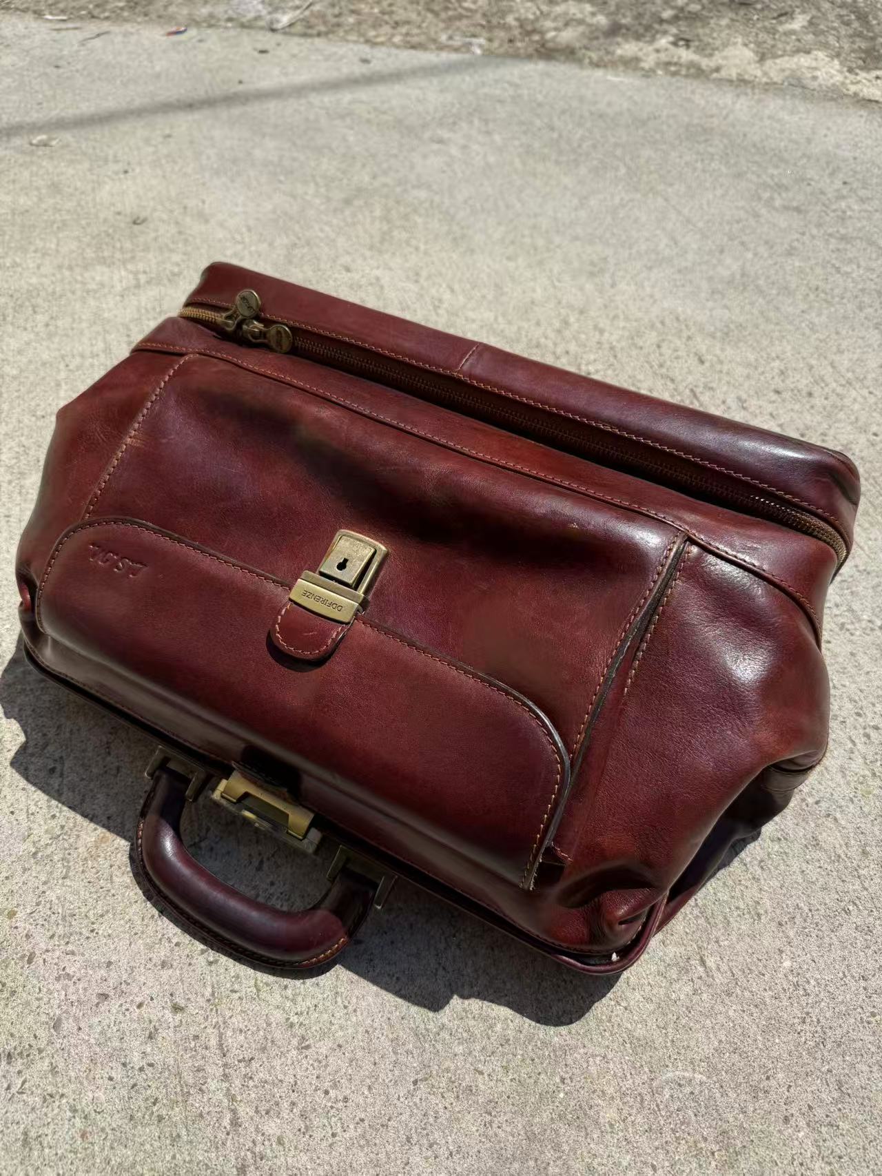 Borsa da medico in cuoio bordeaux restaurata dopo 6 anni, serratura in ottone D&D Firenze