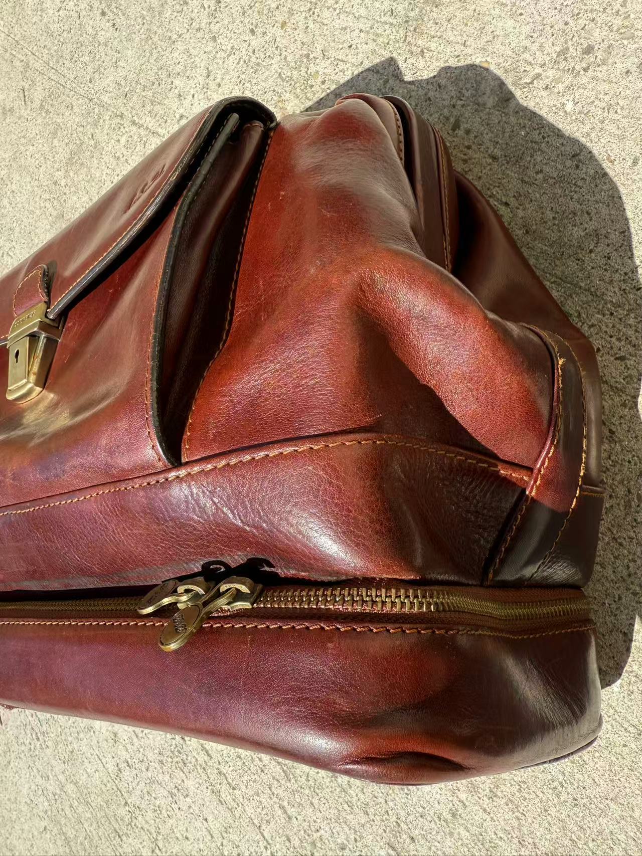 Patina del cuoio conciato al vegetale e cuciture a mano dopo 6 anni d'uso